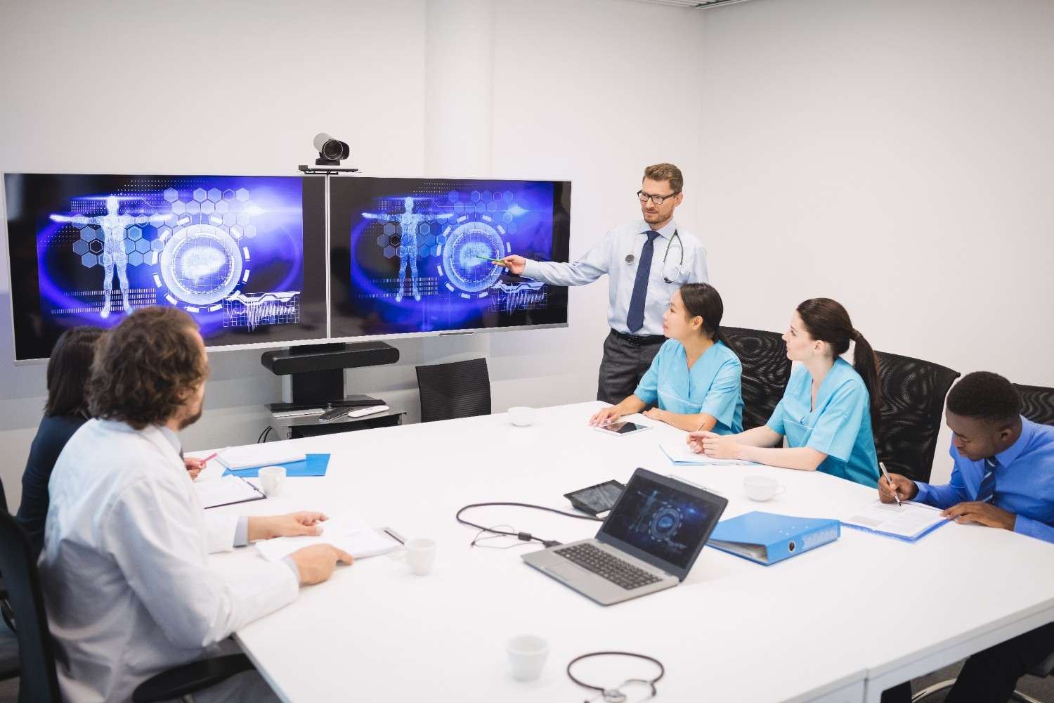 doctor-giving-presentation-team-interim-doctors (1)
